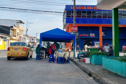 El comercio informal se toma la calle Colón con baldes, carpas y mesas.