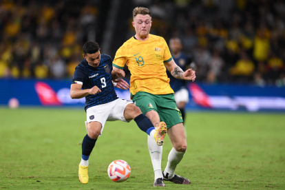 Sydney (Australia), 24/03/2023.- Alexander Alvarado (L) of Ecuador and Harry Souttar of Australia contest the ball during the soccer friendly match between Australia and Ecuador in Sydney, Australia 24 March 2023. (Futbol, Amistoso) EFE/EPA/STEVEN MARKHAM AUSTRALIA AND NEW ZEALAND OUT