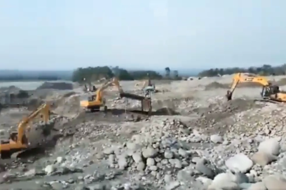 Ciudadanos denunciaron en redes sociales maquinaria que era usada por personas que se dedican a la minería ilegal.