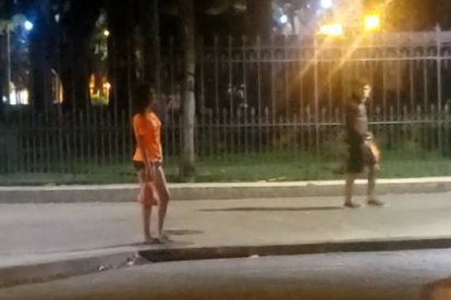 Sueño. A peatones les da curiosidad cómo una adolescente tambalea. Sus ojos están cerrados, como si estuviera dormida.