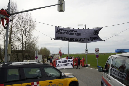 Protesta del grupo medioambiental BlockGas en el aeropuerto de Viena TWITTER

Protesta del grupo medioambiental BlockGas en el aeropuerto de Viena TWITTER

El grupo medioambiental Blockgas realiza la protesta.