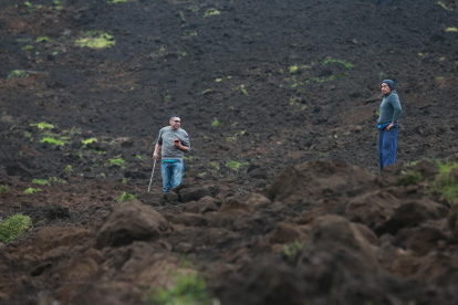 Agregó que cuerpos de bomberos de la ciudad y de otras zonas, incluso de Quito y Guayaquil se están desplazando a la zona para apoyar las labores de rescate.