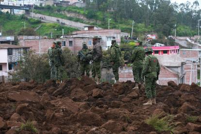 Soldados prestan guardia en la zona donde se presentó un deslizamiento de tierra hoy, en Alausí (Ecuador).