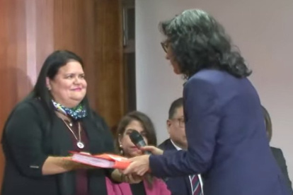 Teresa Nuques (d) recibiendo la solicitud de la Asamblea Nacional.