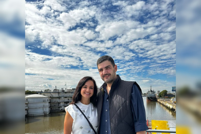 La prefecta del Guayas electa, Marcela Aguiñaga, posa junto con Aquiles Álvarez, el nuevo alcalde de Guayaquil, en un lugar de Argentina.