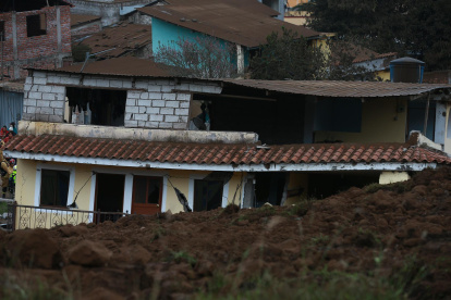 Vista hoy de los daños causados por un deslizamiento de tierra en un hogar en Alausí (Ecuador).