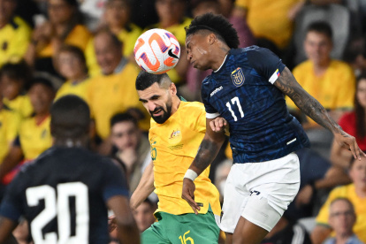 Sydney (Australia), 24/03/2023.- Aziz Behich (L) of Australia in action against Angelo Preciado of Ecuador during the soccer friendly match between Australia and Ecuador in Sydney, Australia 24 March 2023. (Futbol, Amistoso) EFE/EPA/DEAN LEWINS AUSTRALIA AND NEW ZEALAND OUT