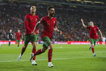Porto (Portugal), 29/03/2022.- Portugal player Bruno Fernandes (R) celebrates with Cristiano Ronaldo after scoring a goal during the FIFA World Cup Qatar 2022 play-off qualifying soccer match Portugal vs North Macedonia held on Dragao stadium in Porto, Portugal, 29 March 2022. (Mundial de Fútbol, Catar) EFE/EPA/JOSE COELHO