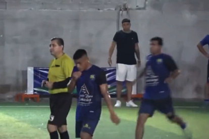 Byron Moreno (i) segundos antes de ser agredido por la espalda, por un jugador amateur.