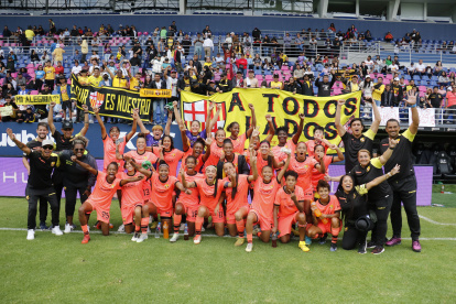 Las jugadoras y cuerpo técnico de Barcelona festejaron el nuevo título con los hinchas en el estadio Banco Guayaquil.