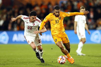 Rotterdam (Netherlands), 27/03/2023.- Graeme Torrilla of Gibraltar (L) in action against Memphis Depay of the Netherlands during the UEFA EURO 2024 qualification match between the Netherlands and Gibraltar, in Rotterdam, The Netherlands, 27 March 2023. (Países Bajos; Holanda) EFE/EPA/PIETER STAM DE JONGE