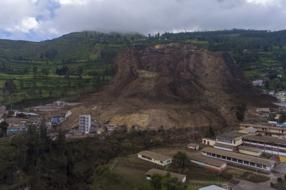 Una vista general de la destrucción causada por un deslizamiento de tierra, en Alausí, el gobierno de Ecuador informó que los fallecidos pasaron de 16 a siete.