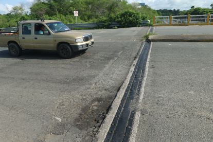 Efectos. En la oreja vial del tramo de Progreso, que conduce hacia el cantón Playas, los conductores ejecutan ‘malabares’ para esquivar los huecos.
==