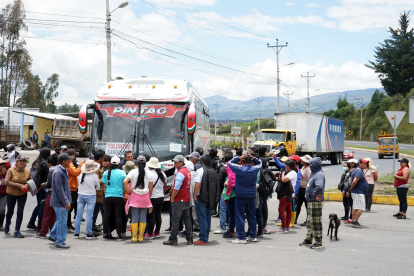Bloqueo. Los buses de las dos cooperativas no podían circular con normalidad.