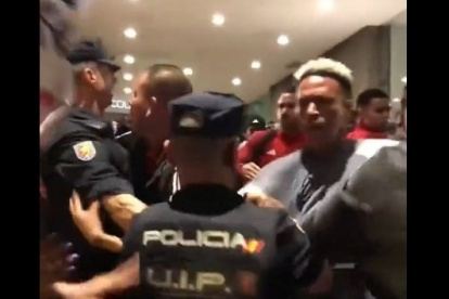 Pedro Gallese (d) durante los enfrentamientos con miembros de la Policía de España.