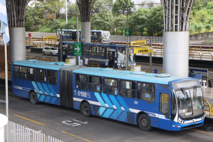 Troncales. El sistema cuenta con tres troncales y una cuarta que, pese a que están construidas las estaciones, semáforos y terminal, aún no funciona. Usuarios denuncian que hay unidades que demoran en llegar a las paradas y que no están en buenas condiciones. 2. Situación. Una estación de la troncal Metro Bastión ‘guarda’ estructuras en su interior. 
====