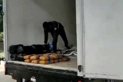 La droga se encontraba distribuida en bloques de marihuana en el vagón del camión.