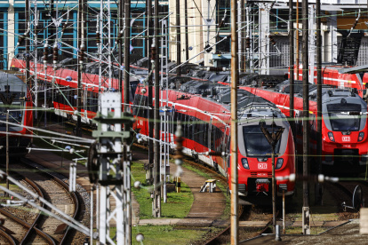 Los trenes están inactivos en una estación ferroviaria durante una huelga nacional de advertencia de transporte en Berlín, Alemania, el 27 de marzo de 2023.