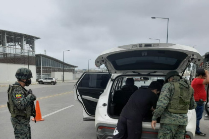 Operativo. Miembro de las Fuerzas Armadas ejecuta inspección.