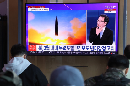 Una televisión en la estación de Seúl muestra imágenes del lanzamiento este lunes de dos misiles balísticos de corto alcance por parte de Corea del Norte hacia el Mar de Japón (llamado mar del Este en las dos Coreas). EFE/EPA/YONHAP SOUTH KOREA OUT