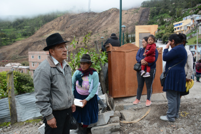 Desolación. Habitantes de Casual, Alausí, trasladan sus bienes a sitios más seguros, tras el deslizamiento.