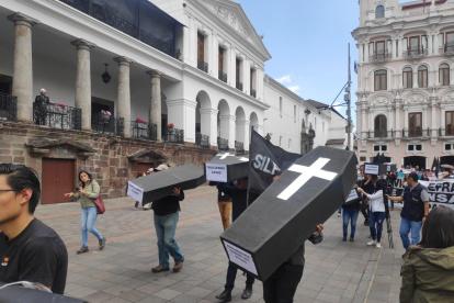Acto. La marcha inició en la Plaza del Teatro y terminó en la Plaza de la Independencia, frente a Carondelet.