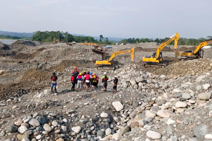 Hecho. Se observa el trabajo de maquinaria pesada cerca de la orilla.