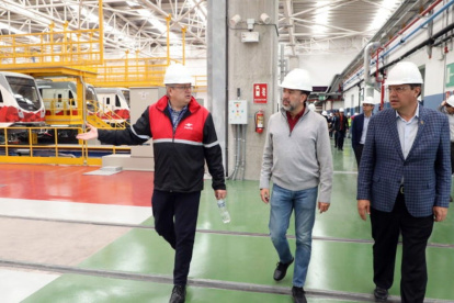 Recorrido. Los alcaldes, entrante y saliente, caminan por las estaciones.