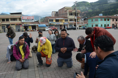 La comunidad y los rescatistas oran antes de continuar las labores de búsqueda.