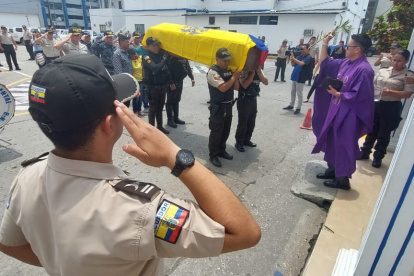 En la Capilla del Cuartel Modelo se efectúa la misa al policía.