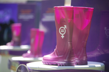 Quito. Un par de ejemplares de las ‘Botas Violeta’, en el evento del lunes.