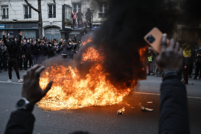 Los manifestantes prendieron fuego a la basura en la calle mientras participaban en una manifestación contra la reforma de las pensiones del gobierno en París, Francia, el 28 de marzo de 2023.