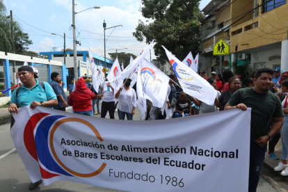 Los integrantes de la asociación de bares escolares protestaron en los exteriores del Distrito Educativo 4.