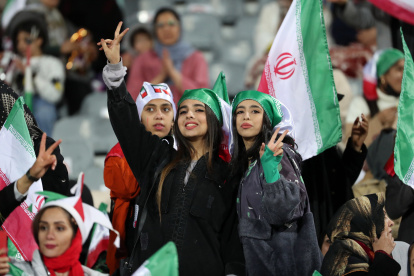A un grupo de mujeres iraníes se les permitió asistir a un partido de fútbol con e rostro descubierto