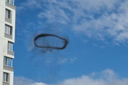 En la imágenes se observa un circulo gigante de humo negro sobre el cielo de la capital rusa.