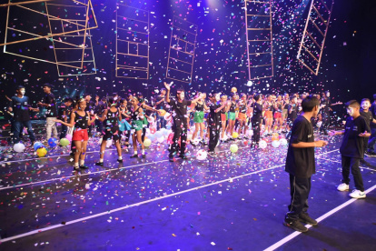 Clausura. Uno de los momentos de mayor emoción es captado sobre el escenario principal del Teatro Centro de Arte.