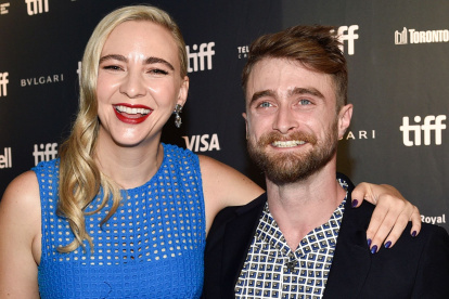 Daniel Radcliffe y Erin Darke compartieron la noticia con sus amigos.