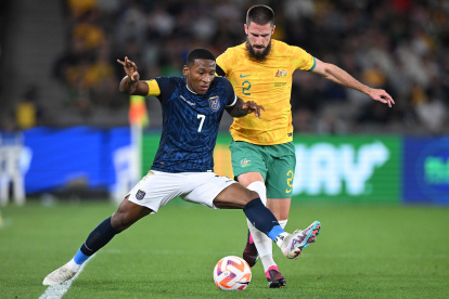 Pervis Estupiñán (i) fue el capitán y uno de los puntos altos de la Tricolor ante Australia.