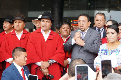 Leonizas Iza, presidente de la Conaie, entregó el proyecto de ley a Virgilio Saquicela.