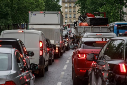 Tránsito. Un grupo de vehículos circula en una calle de París, Francia, que es uno de los países que está a favor del cambio del combustible.