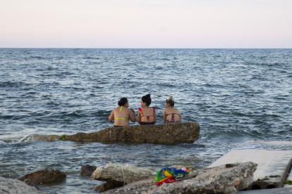 Tres mujeres disfrutan en una playa de La Habana.