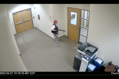 Una captura de fotograma de un video de vigilancia que muestra al presunto tirador que identifican como Audrey Elizabeth Hale durante el tiroteo en la Escuela Covenant, Iglesia Presbiteriana de Covenant, en Nashville, Tennessee, este 27 de marzo de 2023. EFE/EPA/Policía Nashville