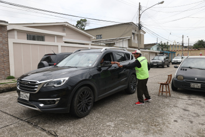 Han sido contratados por los residentes de la ciudadela, pero solo trabajan hasta las 18:00. Según los reportes policiales, los atracos a vehículos suceden después de esa hora