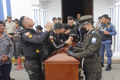 Velorio. En el Cuartel Modelo se levantó una capilla ardiente para velar los restos del policía Joseph Silva.