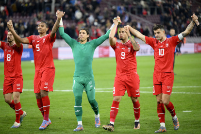 Geneva (Switzerland), 28/03/2023.- (L-R) Switzerland"s midfielder Remo Freuler, defender Manuel Akanji, goalkeeper Yann Sommer, forward Noah Okafor, and midfielder Granit Xhaka celebrate the victory after the UEFA EURO 2024 qualifying group I soccer match between Switzerland and Israel, in Geneva, Switzerland, 28 March 2023. (Suiza, Ginebra) EFE/EPA/LAURENT GILLIERON