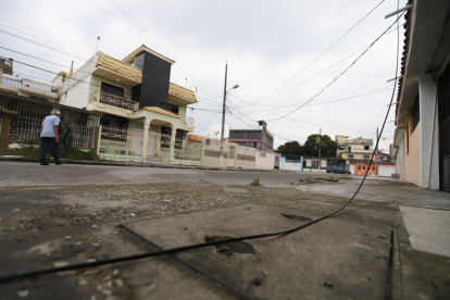 Varios de los cables eléctricos de la Saiba llegan al nivel del piso o ya están en la calzada.