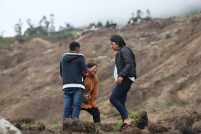Dolor. Habitantes llegan hasta la zona 0 de Alausí para buscar a sus familiares que están sepultados.