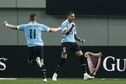 Seoul (Korea, Republic Of), 28/03/2023.- Uruguay"s Matias Vecino Falero (R) celebrates after scoring with his teammates during a soccer friendly match between South Korea vs Uruguay at Sangam World Cup Stadium in Seoul, South Korea, 28 March 2023. Uruguay won the match with a score of 2-1. (Futbol, Amistoso, Mundial de Fútbol, Corea del Sur, Seúl) EFE/EPA/JEON HEON-KYUN