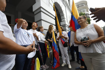 Más de una docena de personas se concentraron en la Gobernación del Guayas.
