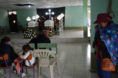 Resignación. Familiares dividen su tiempo entre el velorio y conocer si hay más allegados rescatados.